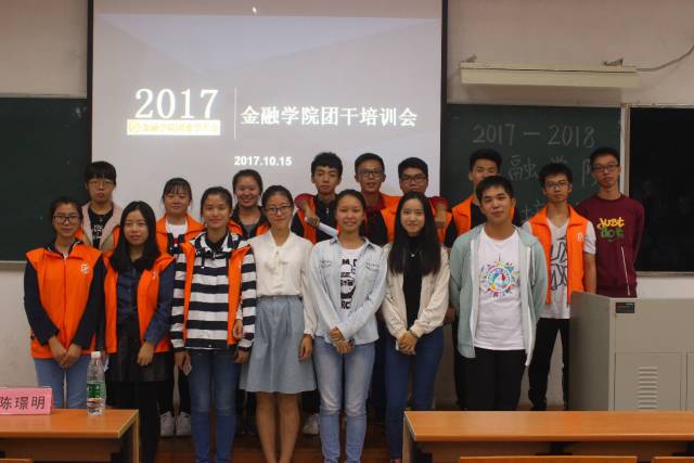 工作人员合影留念