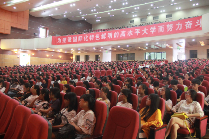 同学们认真聆听