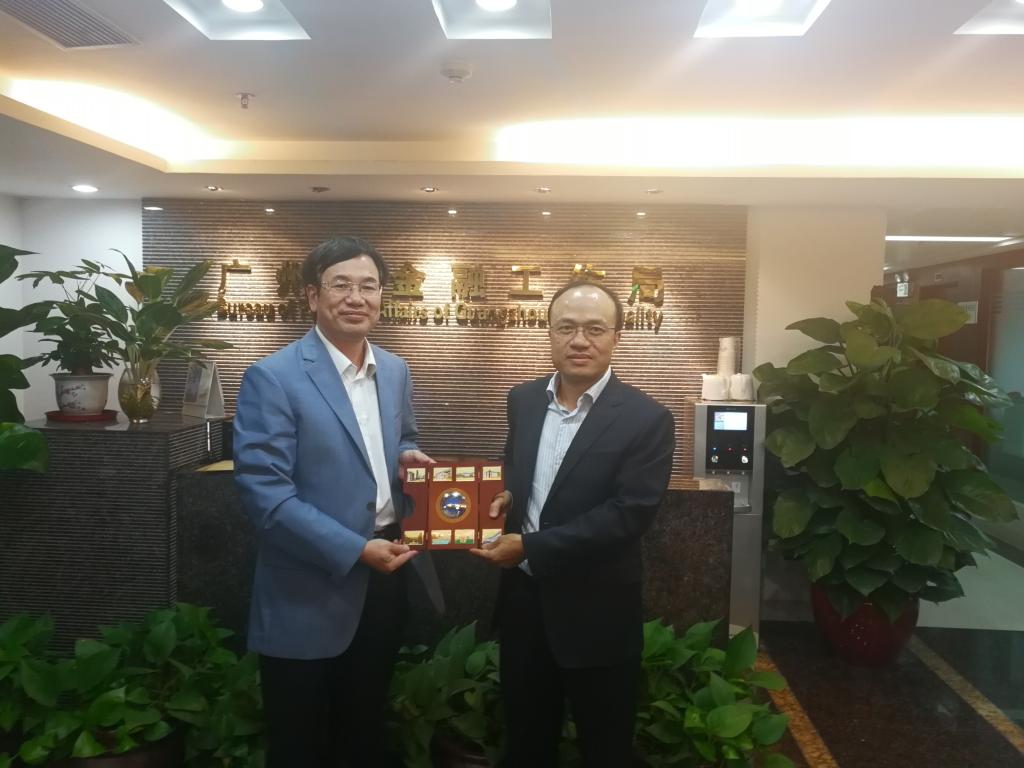 何传添副董事长向邱亿通局长赠送纪念品