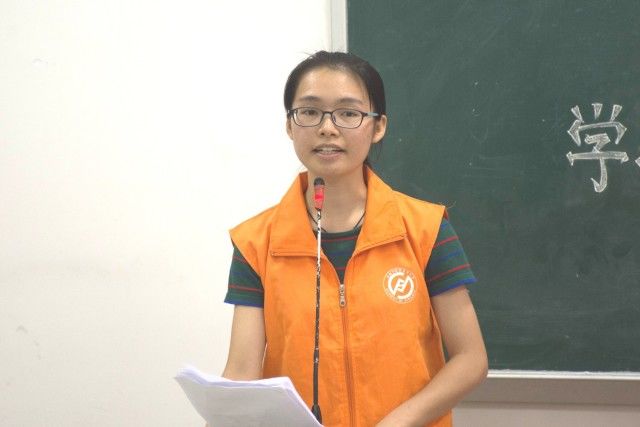 学术部干事代表徐碧婷发言